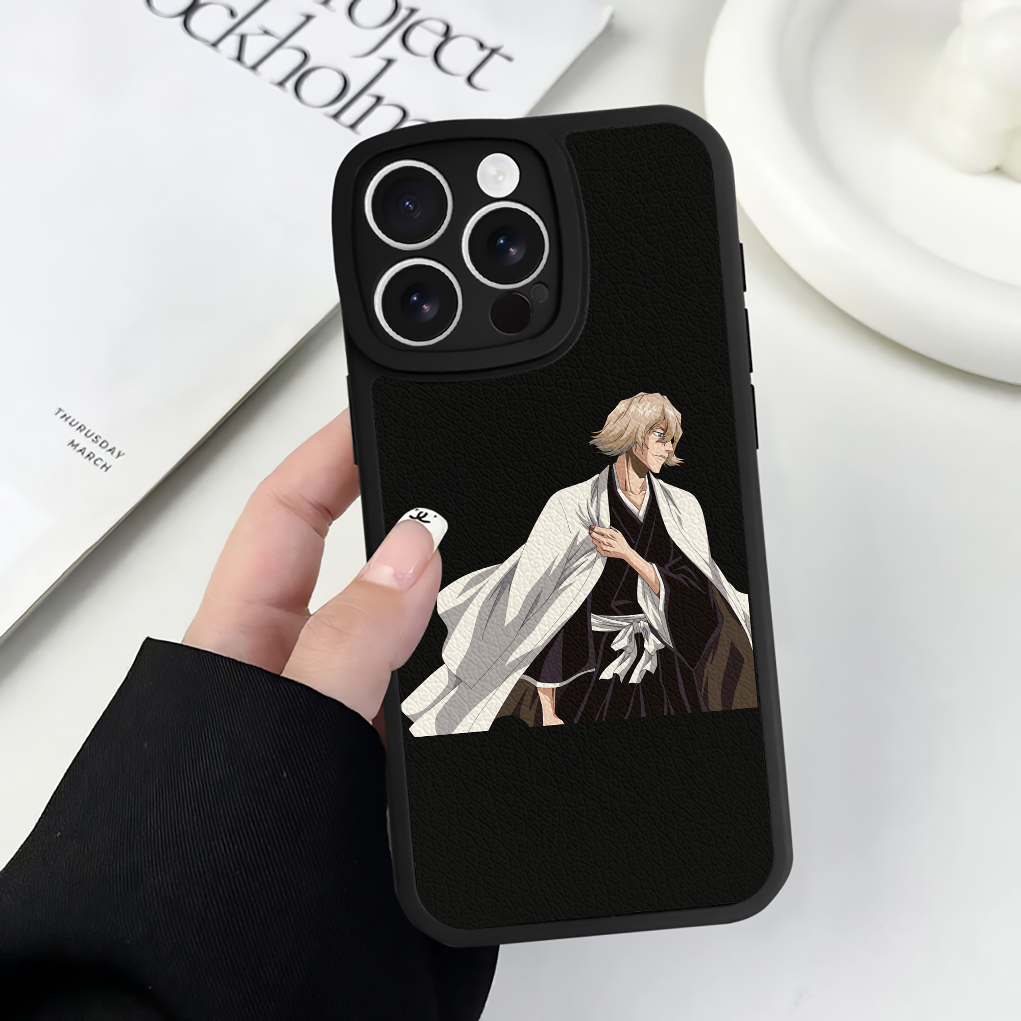 （画像用） "ブリーチ 浦原 喜助（うらはら きすけ） BLEACH Urahara Kisuke " 【iPhone 16シリーズ対応】シリコンスマホケース（レザー調） 材質：シリコン